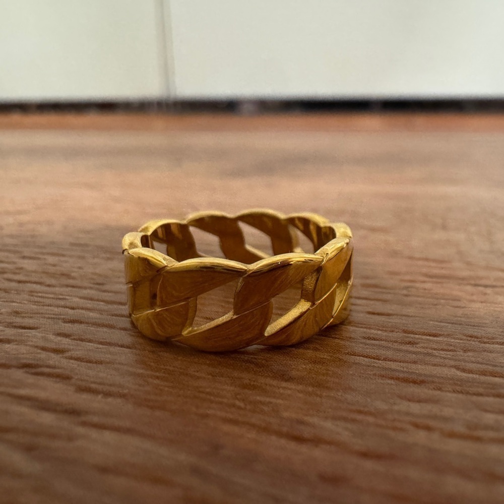 Gold toned flat chain ring​​​​​​